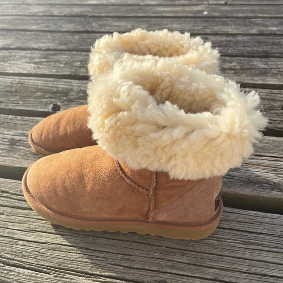 Ugg Classic Short Boot - Picture 3 of 13